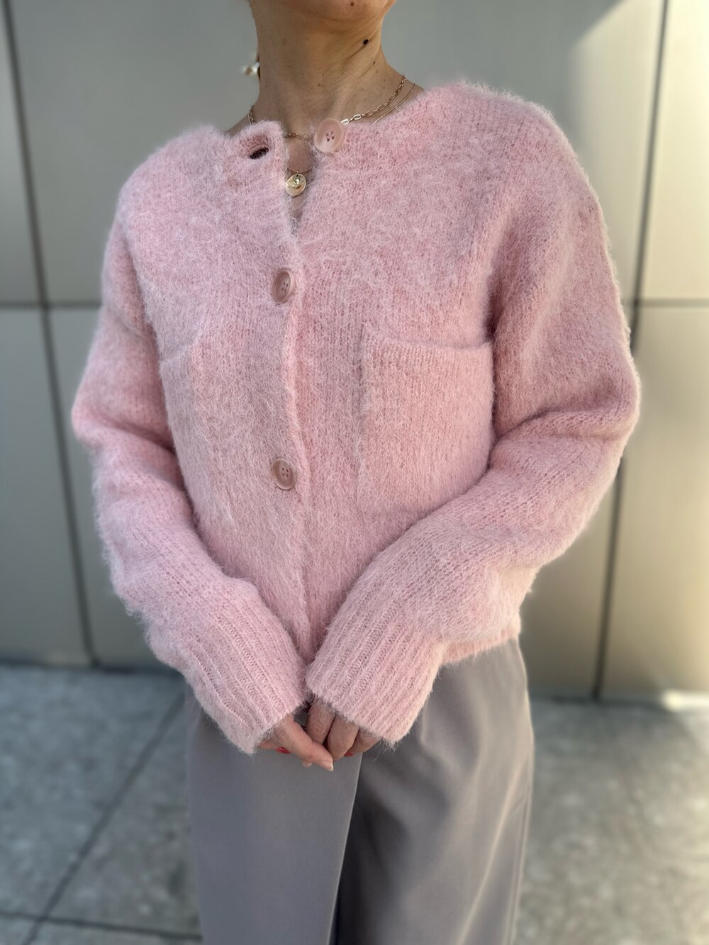ピンク系のカーディガン/ボレロ、ベージュ系のその他パンツ、ゴールド系のパンプスを着用したレディースの冬コーディネートの2枚目の写真