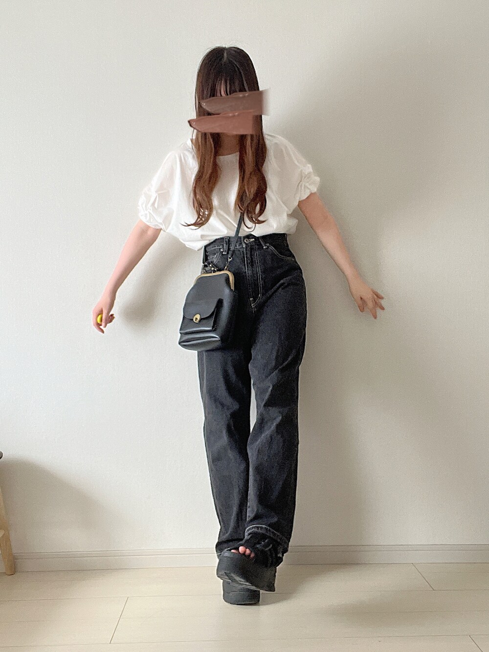 ホワイト系のTシャツ/カットソー、ブラック系のショルダーバッグ、ブラック系のデニムパンツを着用したレディースの夏コーディネートの2枚目の写真