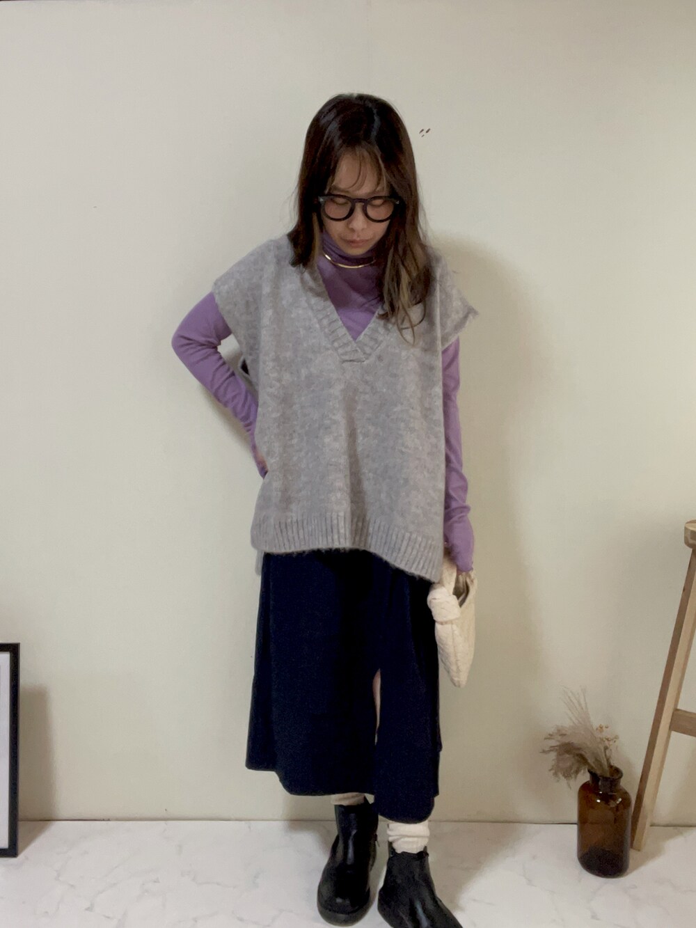 ホワイト系のバッグ、パープル系のTシャツ/カットソー、ブルー系のスカートを着用したレディースの秋コーディネートの2枚目の写真