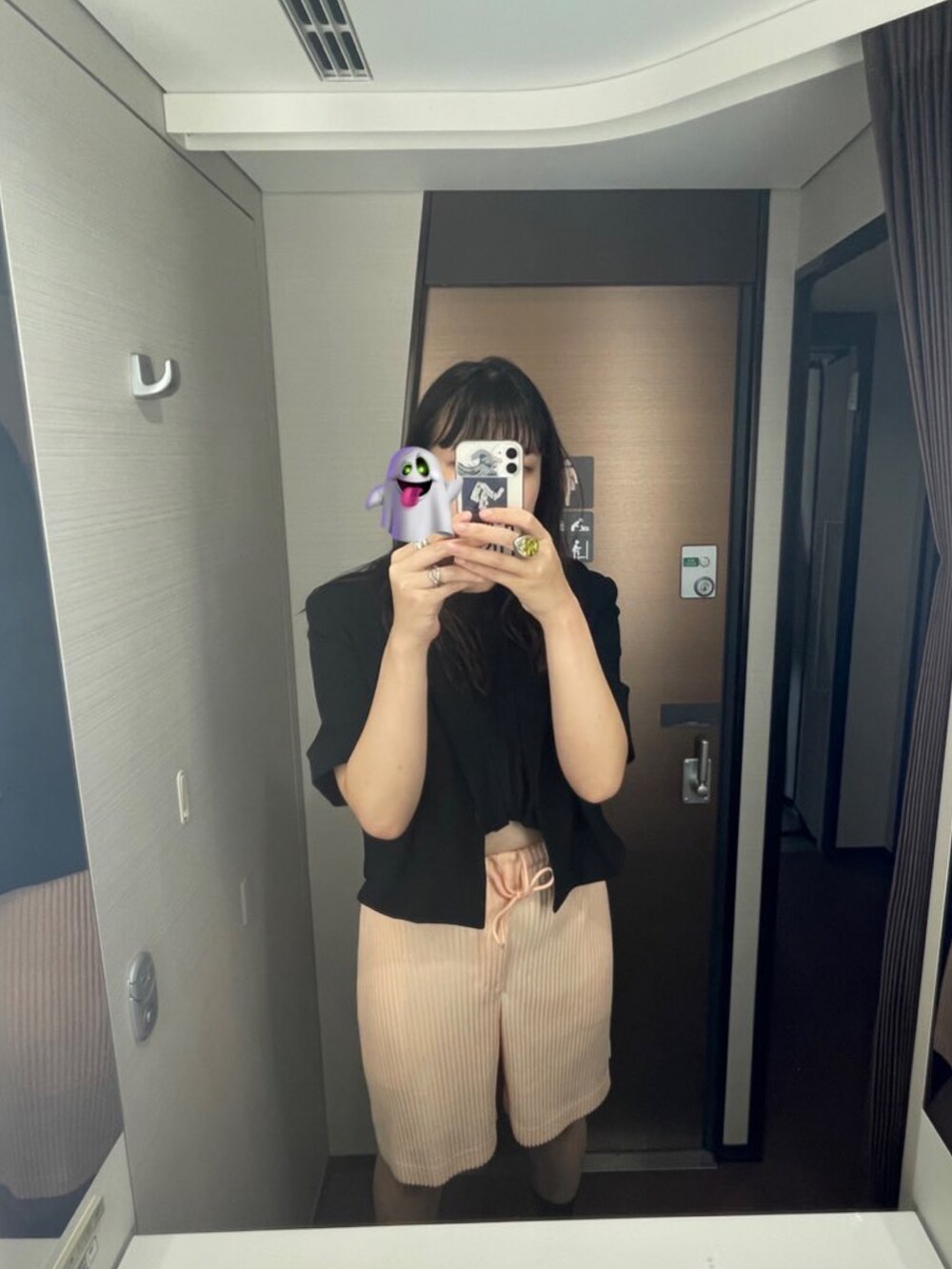 ブラック系のジャケット/アウター、ピンク系のパンツ、グレー系のバッグを着用したレディースの秋コーディネートの2枚目の写真