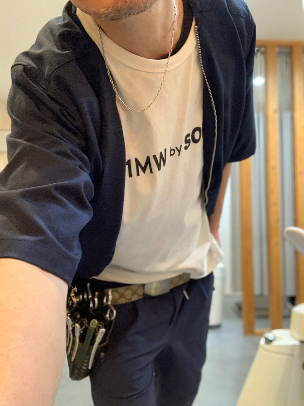 ブルー系のスラックス、ブルー系のトップス、ホワイト系のスニーカーを着用したメンズの秋コーディネートの2枚目の写真