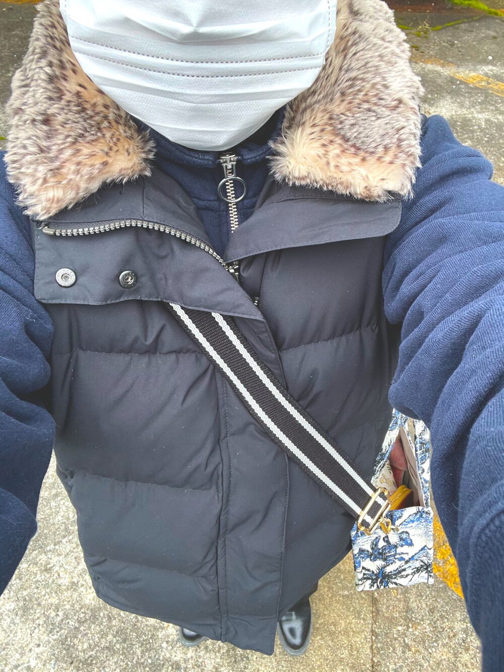 ブルー系のTシャツ/カットソー、ブラック系のダウンベスト、ブラック系のその他パンツを着用したレディースの冬コーディネートの2枚目の写真