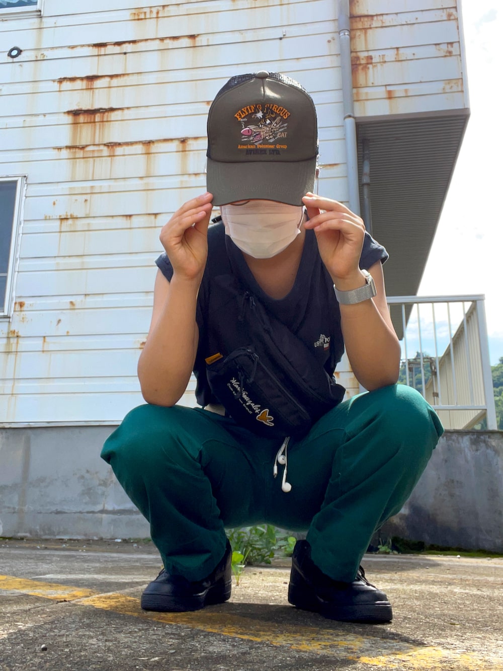 グリーン系のその他パンツ、ブラック系のスニーカー、ブラック系のショルダーバッグを着用したレディースの秋コーディネートの2枚目の写真