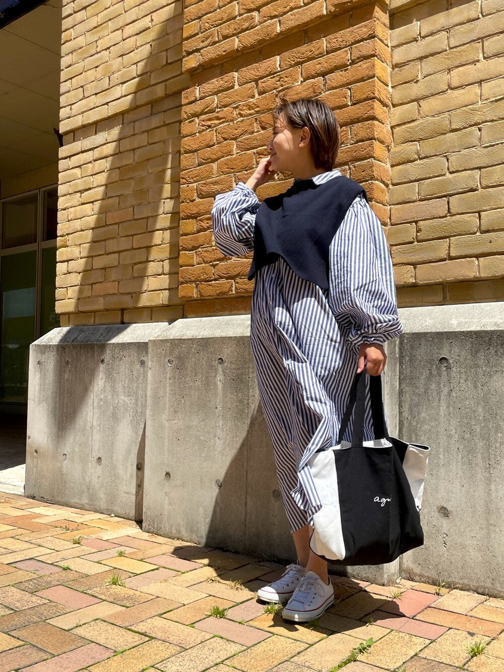 その他のワンピース、ホワイト系のスニーカー、ブラック系のトートバッグを着用したレディースの春コーディネートの2枚目の写真