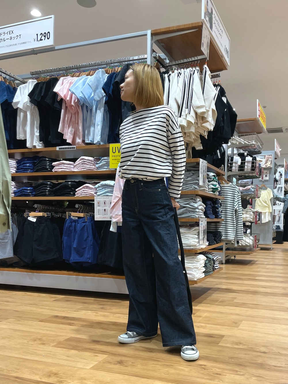 「デニム、デニムパンツ、パンツスタイル、ボーダー、ボーダートップス、スニーカー、カジュアル、ラフ、プチプラ」｜「SOMETHINGの【SOMETHING/サムシング】LISA ワイド デニムパンツ【WEB限定】（デニムパンツ、ブルー系）」を使った、mayoさん（レディース・158cm）の夏コーディネートの2枚目の写真