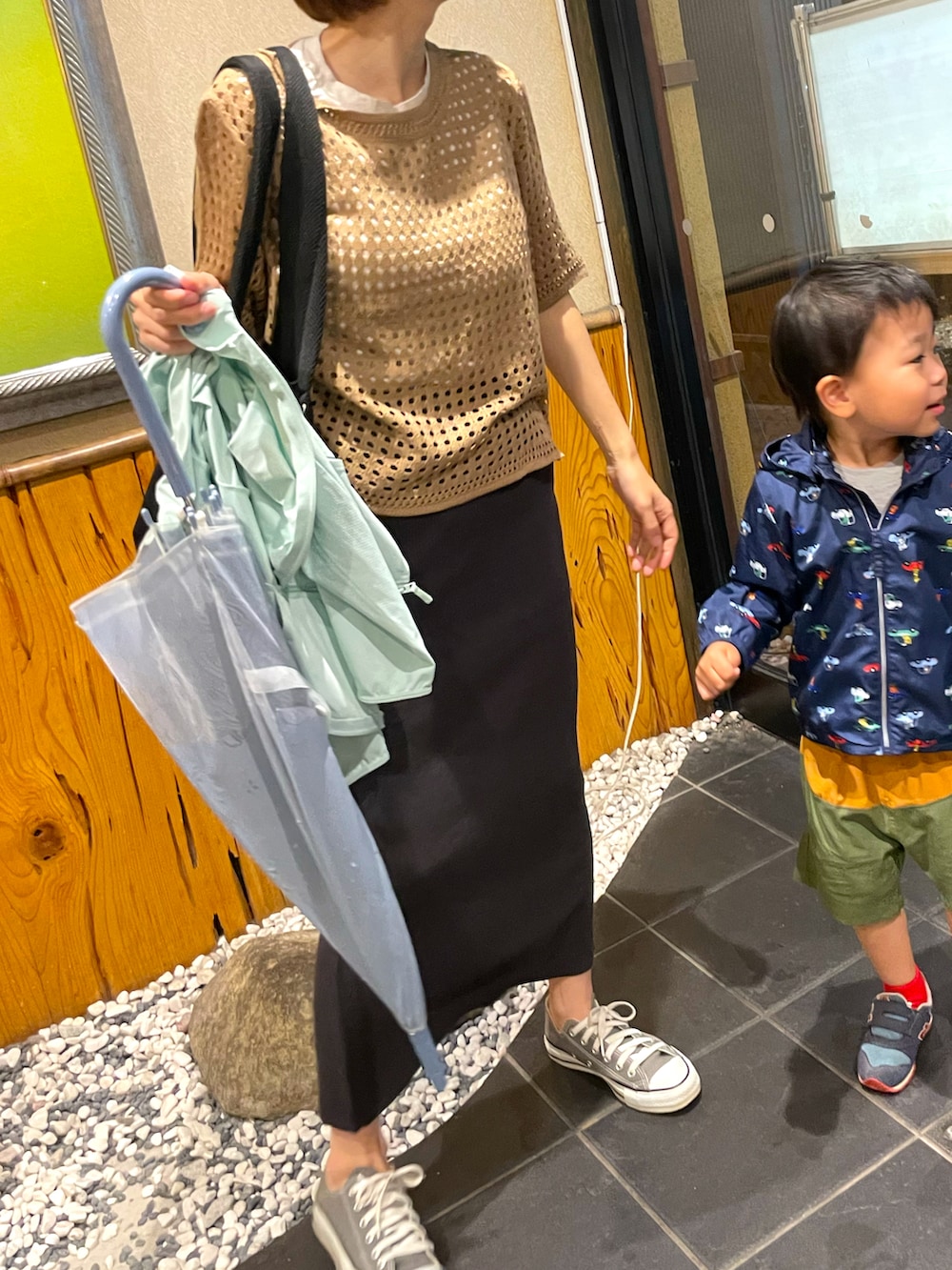 ブラウン系のTシャツ/カットソー、ブラック系のスカート、グレー系のスニーカーを着用したレディースの夏コーディネートの3枚目の写真