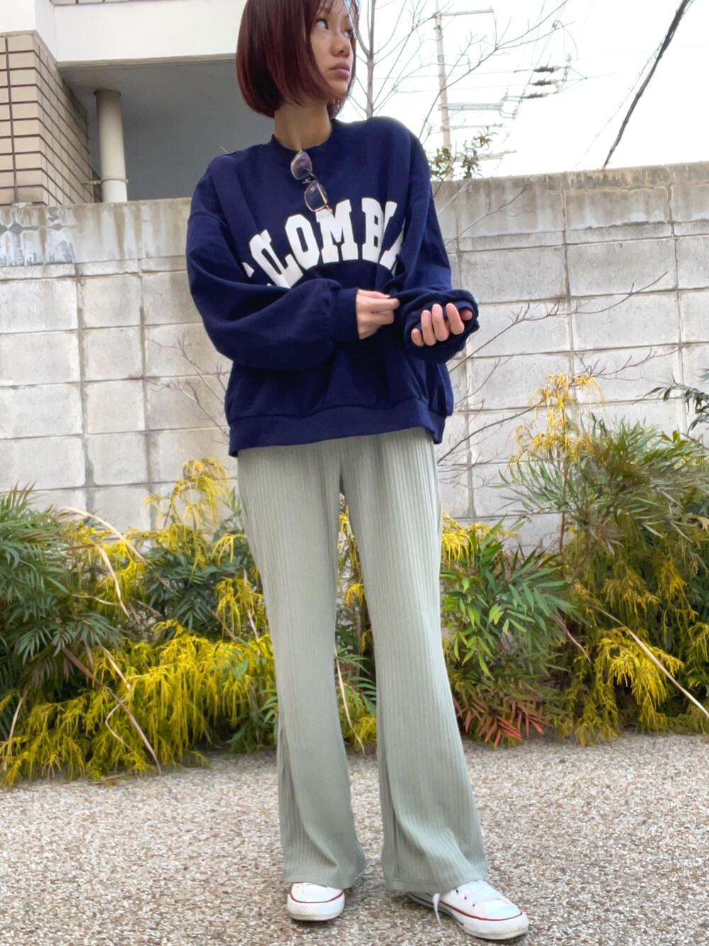 ブルー系のスウェット、グリーン系のその他パンツを着用したレディースの春コーディネートの2枚目の写真