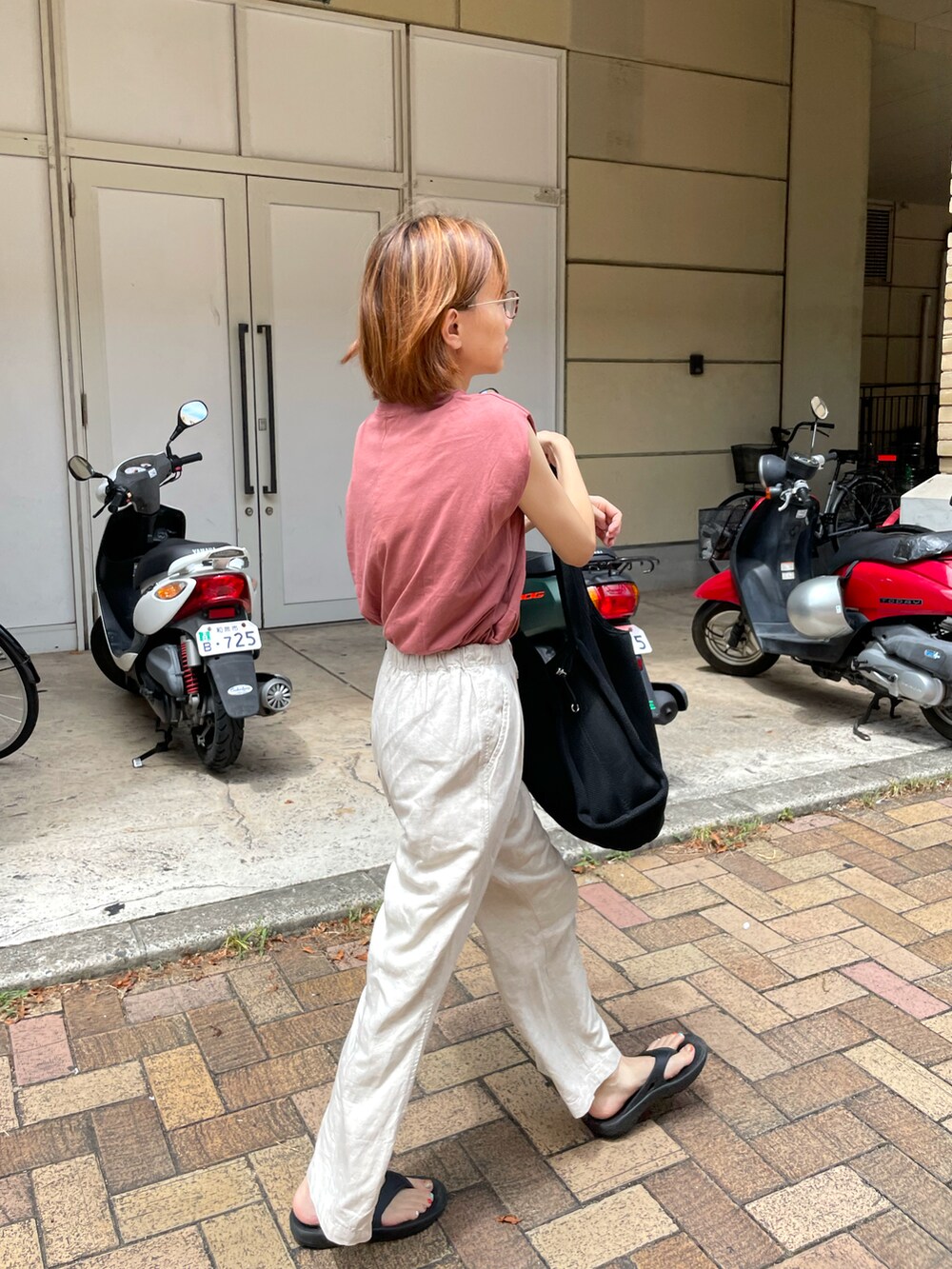 ベージュ系のその他パンツ、ピンク系のTシャツ/カットソーを着用したレディースの夏コーディネートの2枚目の写真