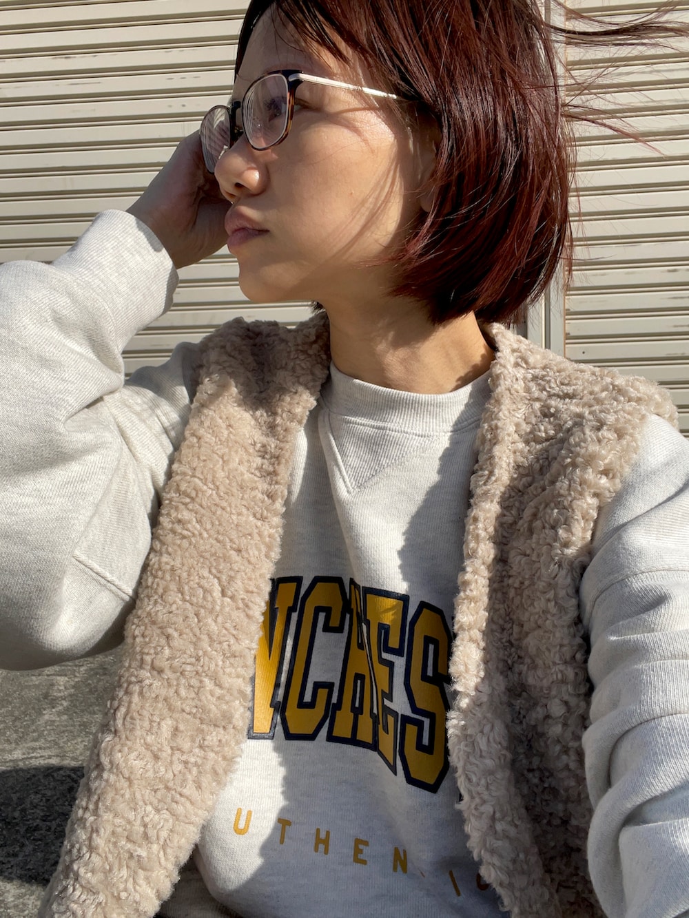 ベージュ系のその他アウター、ベージュ系のスウェット、ブラウン系のスカートを着用したレディースの春コーディネートの3枚目の写真