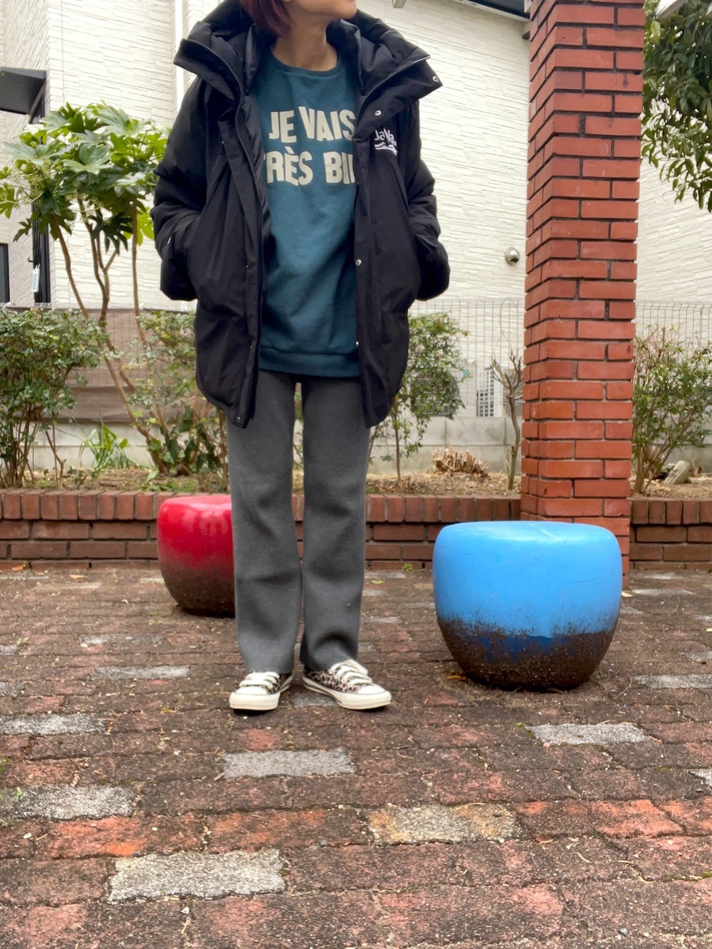 グリーン系のスウェット、グレー系のその他パンツ、ベージュ系のスニーカーを着用したレディースの冬コーディネートの2枚目の写真