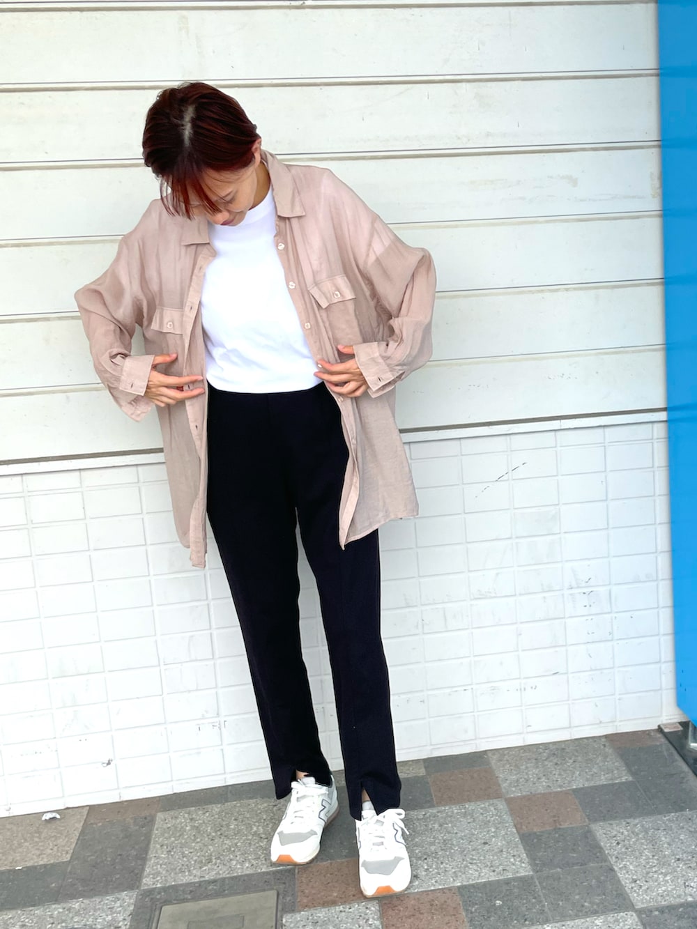 ベージュ系のシャツ/ブラウス、ベージュ系のスニーカー、ホワイト系のTシャツ/カットソーを着用したレディースの春コーディネートの4枚目の写真