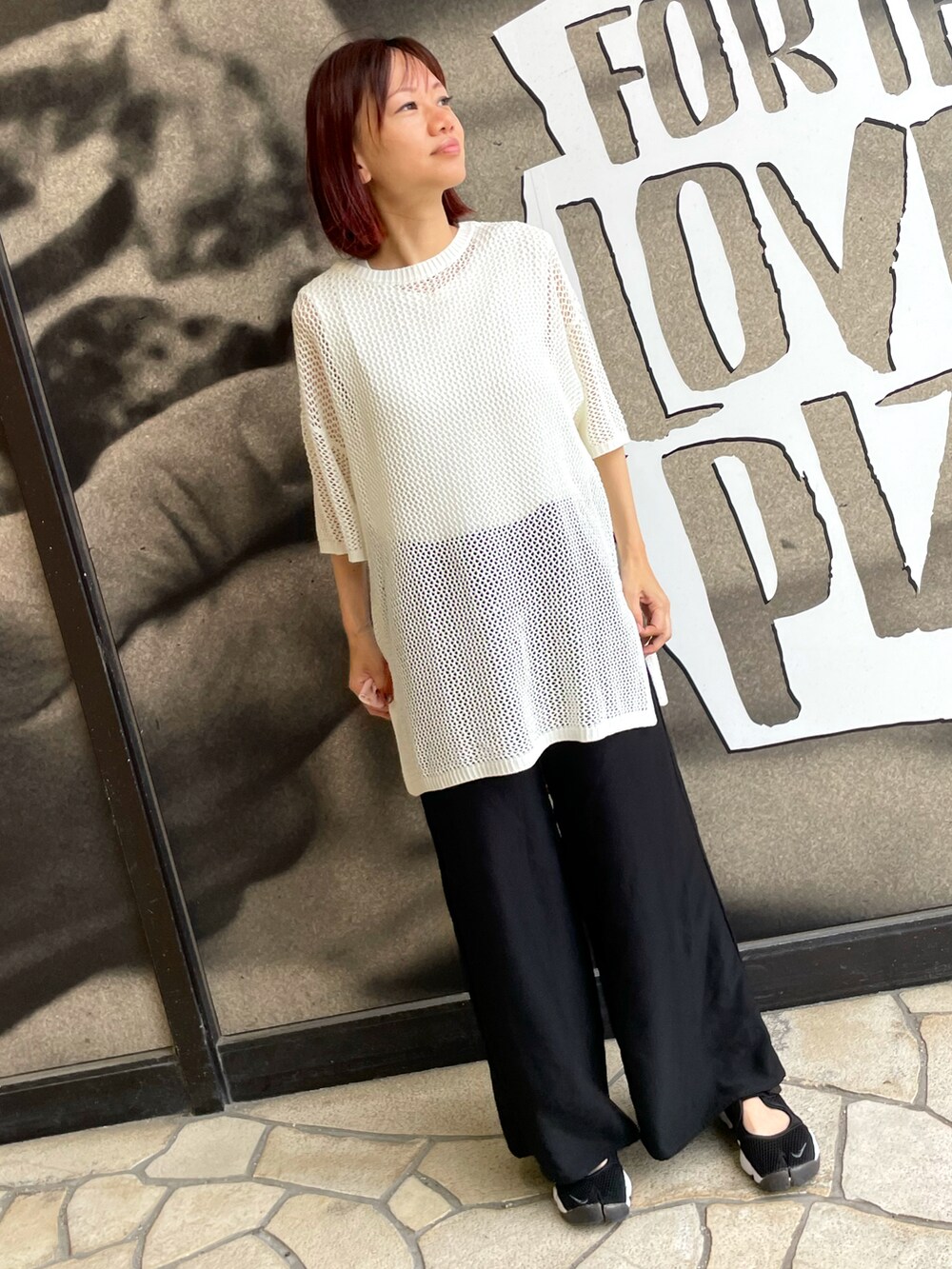 ホワイト系のニット/セーター、ブラック系のその他パンツ、ブラック系のサンダルを着用したレディースの春コーディネートの2枚目の写真