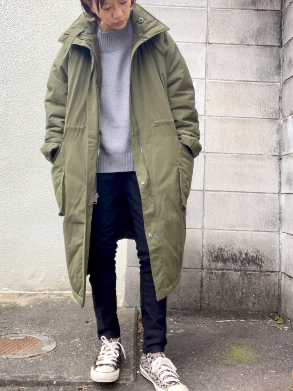 グリーン系のその他アウター、ブラック系のその他パンツ、ベージュ系のスニーカーを着用したレディースの冬コーディネートの3枚目の写真