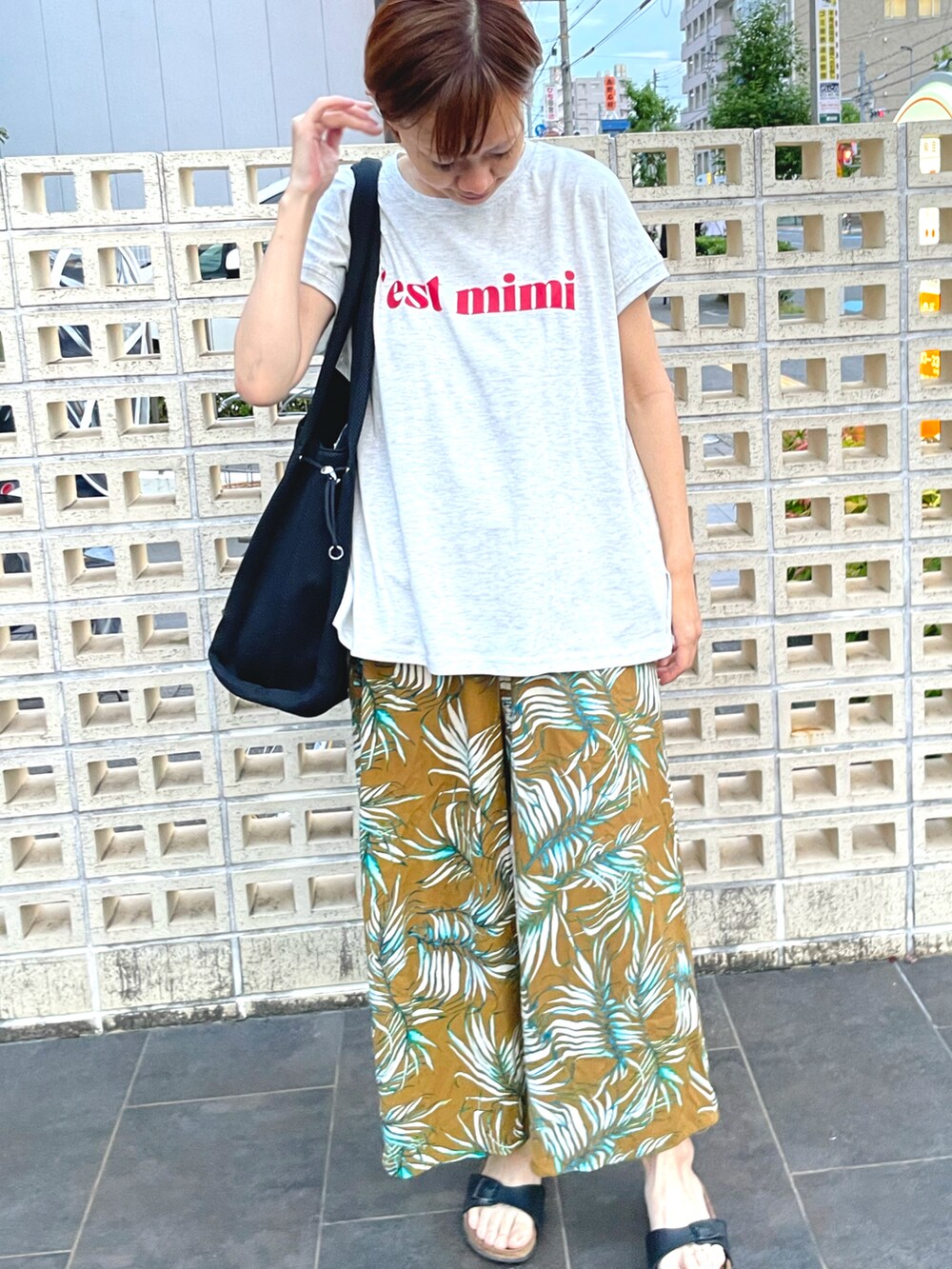 ブラック系のバッグ、その他のその他パンツ、ホワイト系のTシャツ/カットソーを着用したレディースの夏コーディネートの3枚目の写真