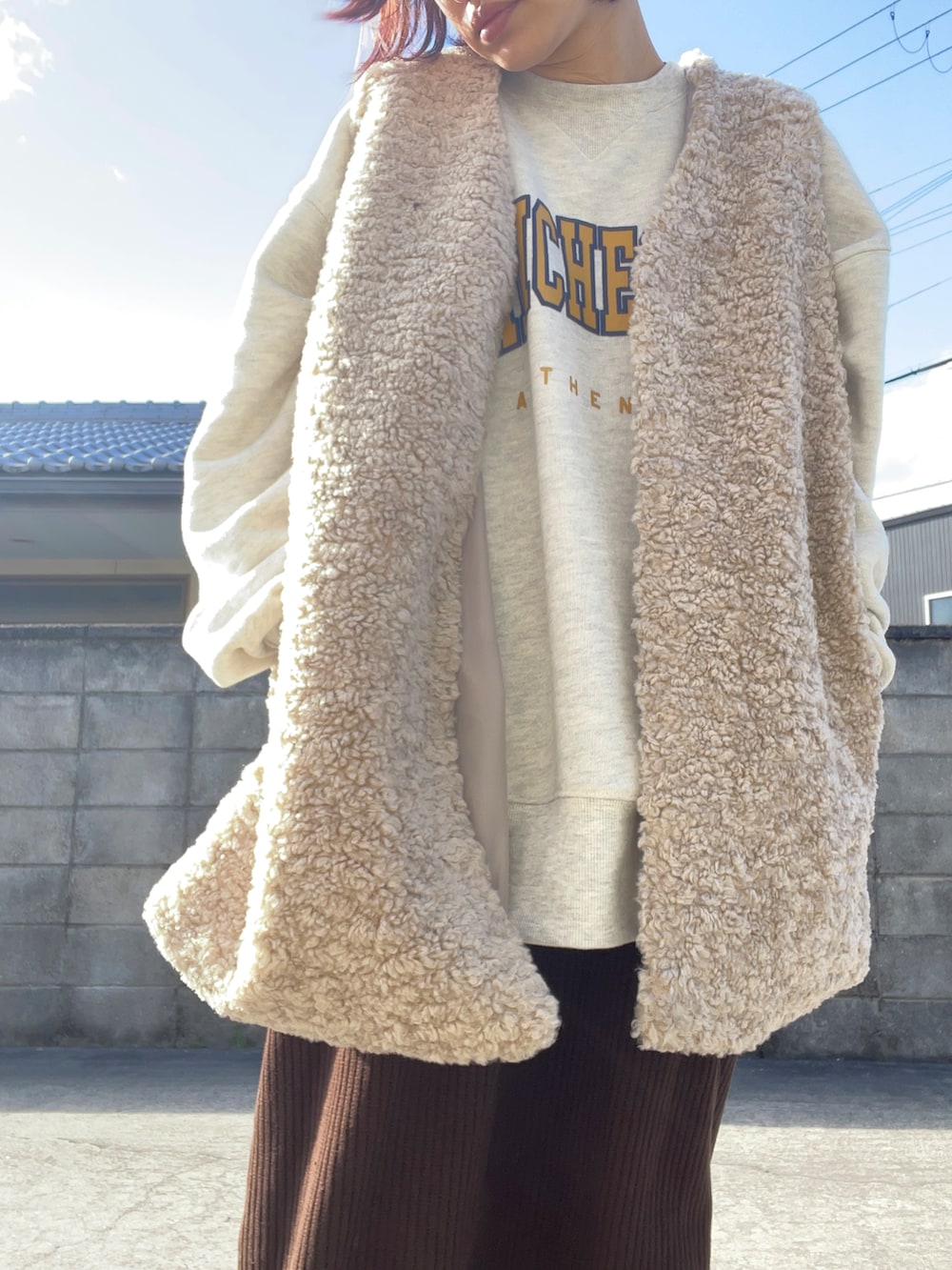 ベージュ系のその他アウター、ベージュ系のスウェット、ブラウン系のスカートを着用したレディースの春コーディネートの2枚目の写真