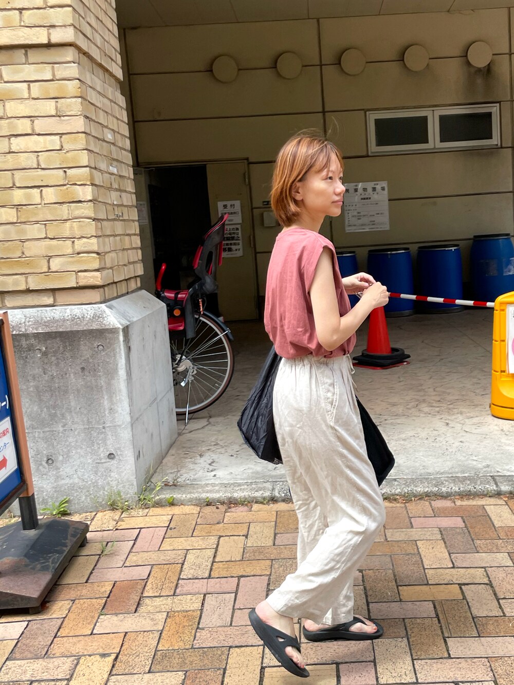 ベージュ系のその他パンツ、ピンク系のTシャツ/カットソーを着用したレディースの夏コーディネートの3枚目の写真