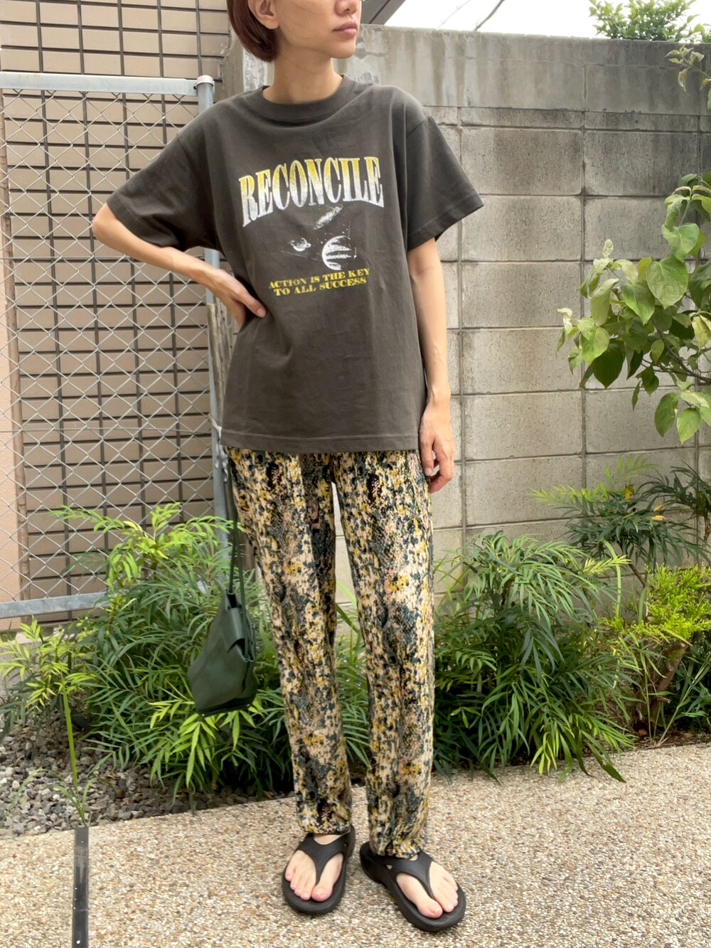 グレー系のTシャツ/カットソー、その他のその他パンツ、グリーン系のショルダーバッグを着用したレディースの夏コーディネートの3枚目の写真