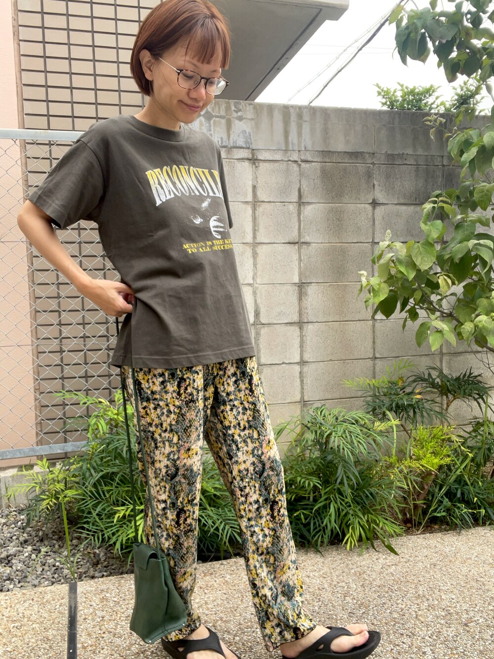 グレー系のTシャツ/カットソー、その他のその他パンツ、グリーン系のショルダーバッグを着用したレディースの夏コーディネートの2枚目の写真