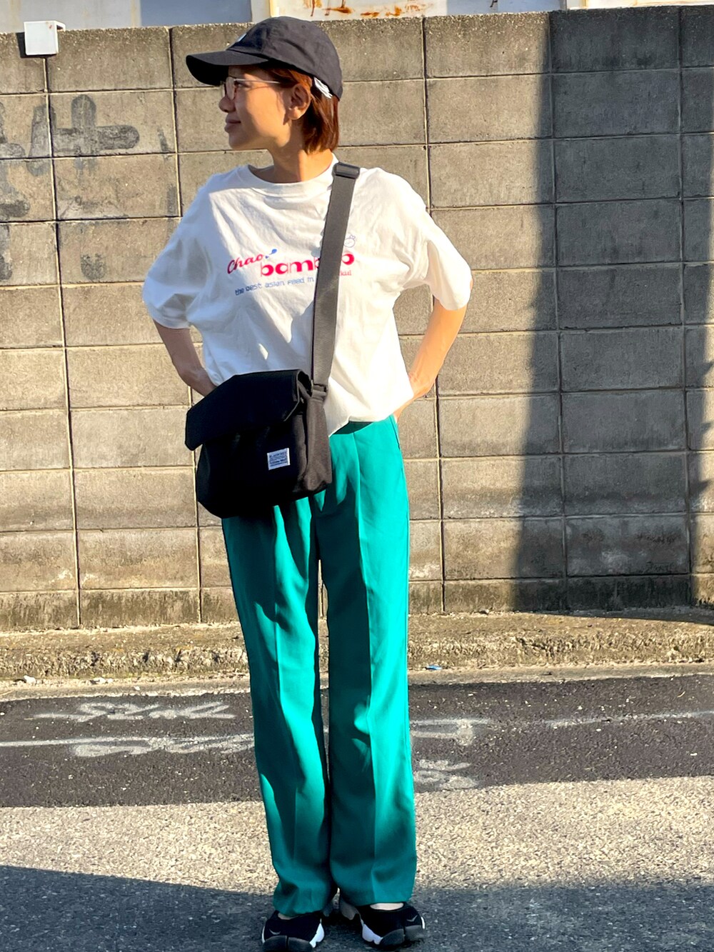 グリーン系のその他パンツ、ホワイト系のTシャツ/カットソー、ブラック系のサンダルを着用したレディースの秋コーディネートの2枚目の写真