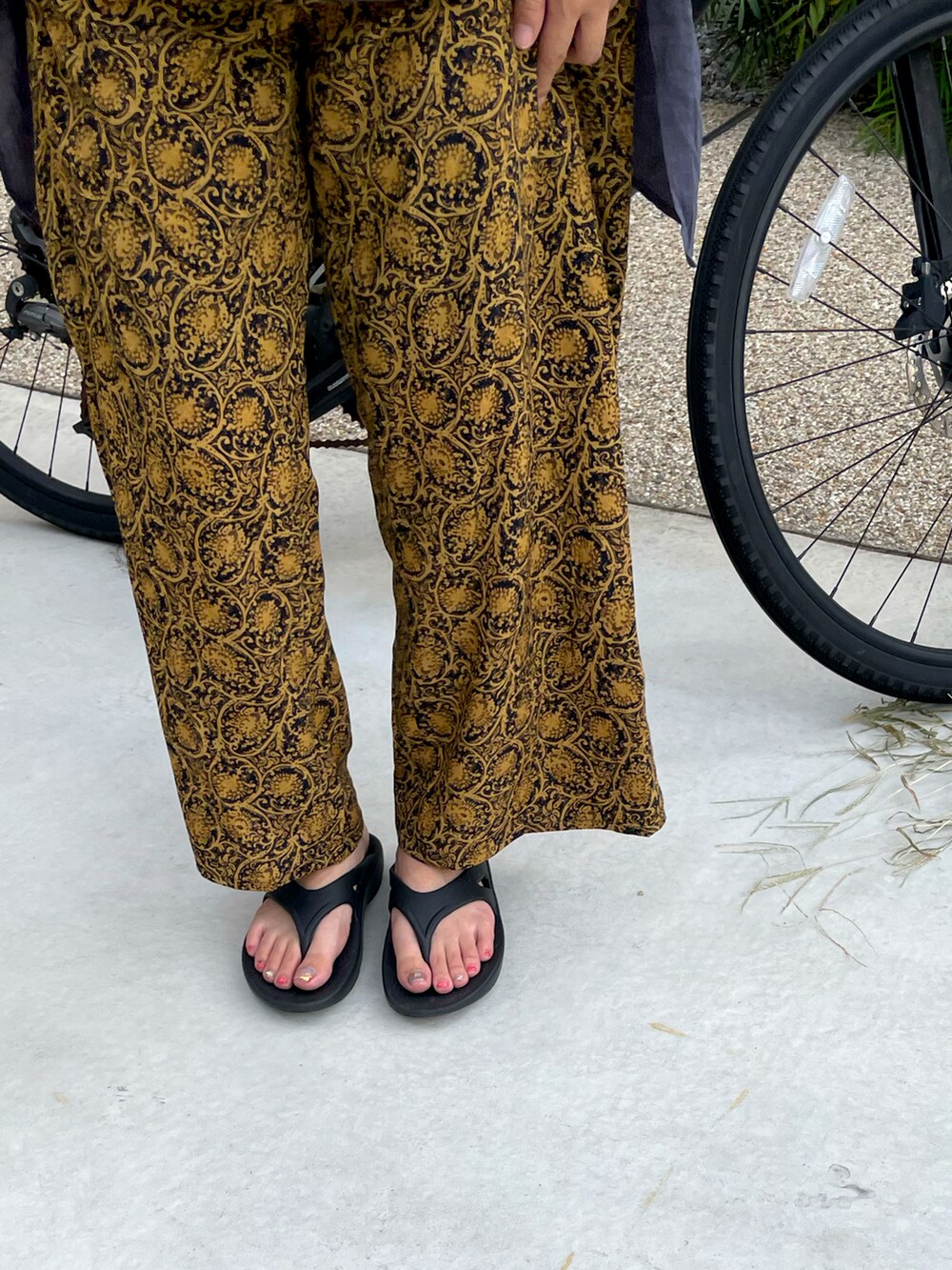 グレー系のTシャツ/カットソー、ブルー系のその他パンツ、ブラック系のサンダルを着用したレディースの夏コーディネートの2枚目の写真