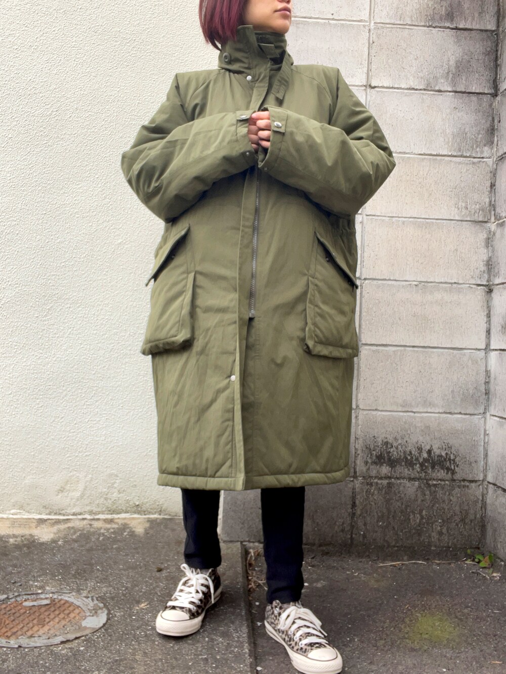 グリーン系のその他アウター、ブラック系のその他パンツ、ベージュ系のスニーカーを着用したレディースの冬コーディネートの2枚目の写真