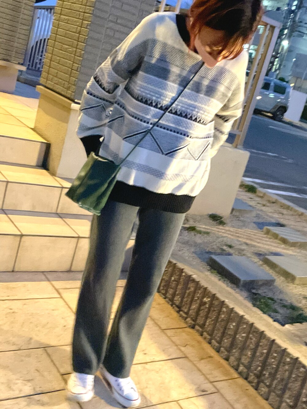 グレー系のその他パンツ、グリーン系のショルダーバッグ、ホワイト系のニット/セーターを着用したレディースの冬コーディネートの2枚目の写真