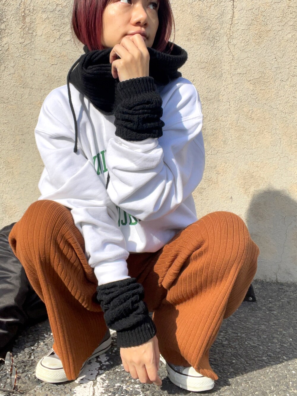 ホワイト系のスウェット、ブラウン系のその他パンツ、ブラック系のネックウォーマー/スヌードを着用したレディースの冬コーディネートの2枚目の写真