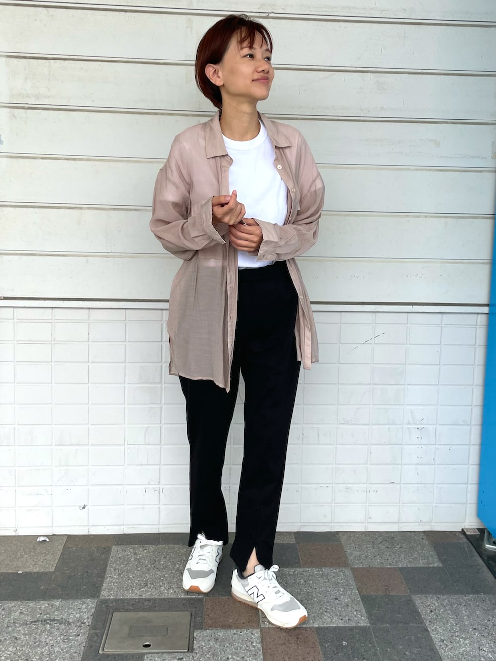 ベージュ系のシャツ/ブラウス、ベージュ系のスニーカー、ホワイト系のTシャツ/カットソーを着用したレディースの春コーディネートの3枚目の写真