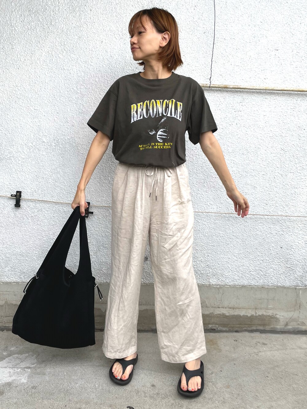 グレー系のTシャツ/カットソー、ベージュ系のその他パンツ、ブラック系のバッグを着用したレディースの秋コーディネートの2枚目の写真