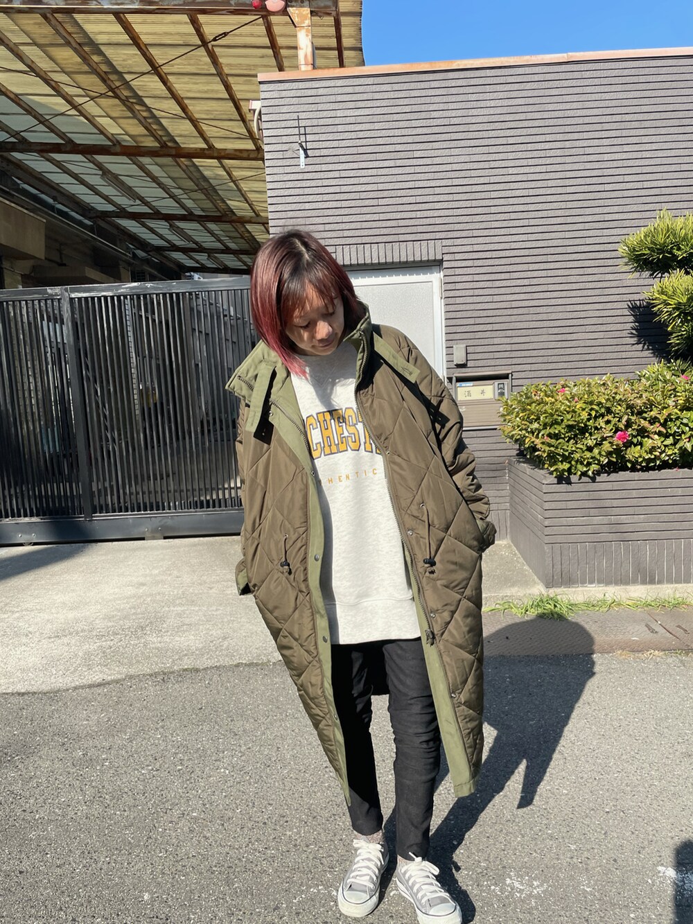 グリーン系のその他アウター、ベージュ系のスウェット、ブラック系のその他パンツを着用したレディースの冬コーディネートの2枚目の写真