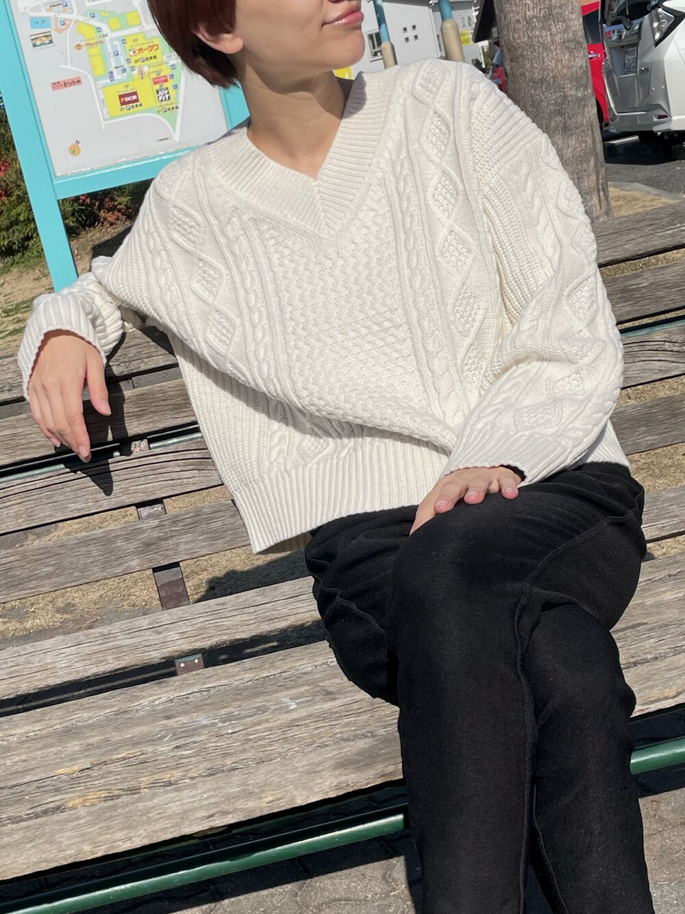 ホワイト系のニット/セーター、ブラック系のその他パンツを着用したレディースの冬コーディネートの2枚目の写真