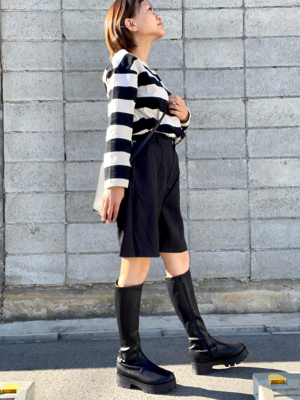 ブラック系のTシャツ/カットソー、ブラック系のその他パンツ、ブラック系のショルダーバッグを着用したレディースの秋コーディネートの2枚目の写真