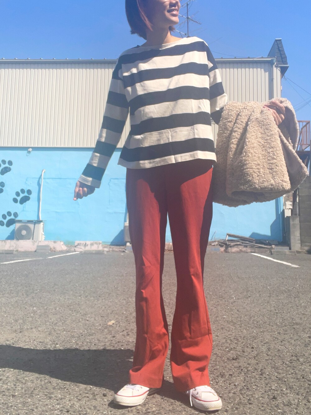 ベージュ系のその他アウター、ブラウン系のその他パンツ、ブラック系のTシャツ/カットソーを着用したレディースの春コーディネートの2枚目の写真