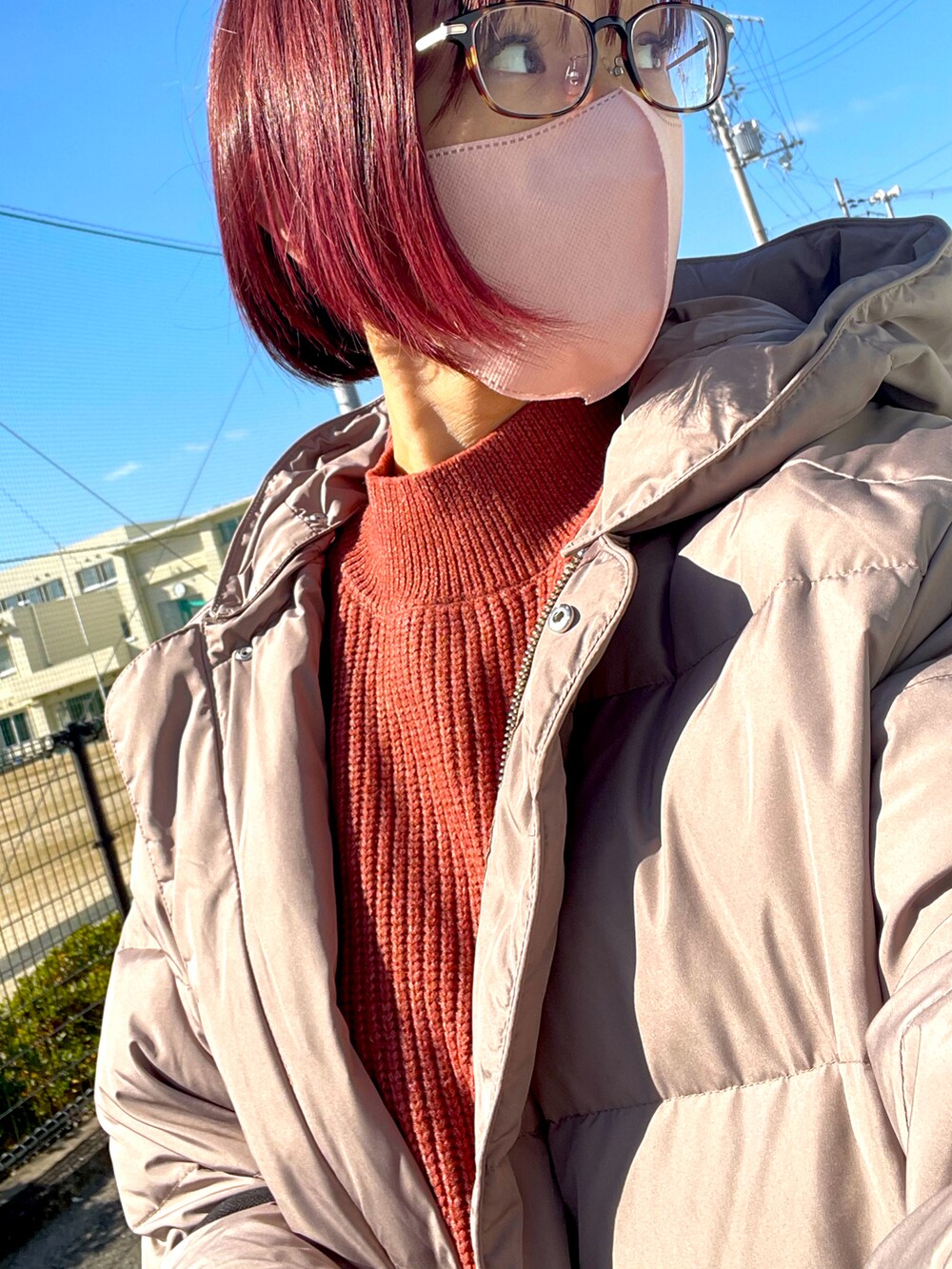 ブラック系のブーツ、ブラウン系のニット/セーター、ブラウン系のダウンジャケット/コートを着用したレディースの冬コーディネートの3枚目の写真