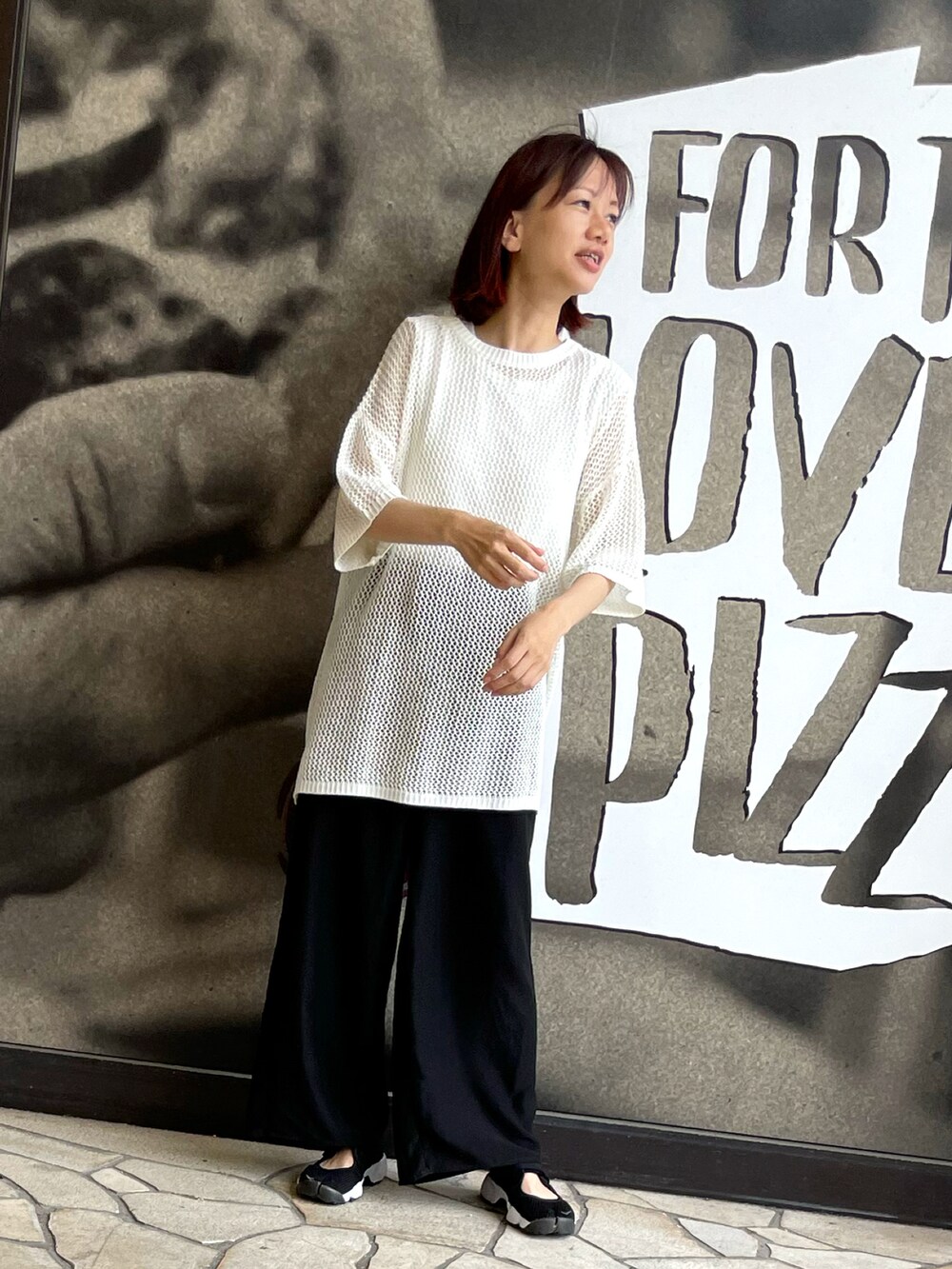 ホワイト系のニット/セーター、ブラック系のその他パンツ、ブラック系のサンダルを着用したレディースの春コーディネートの3枚目の写真