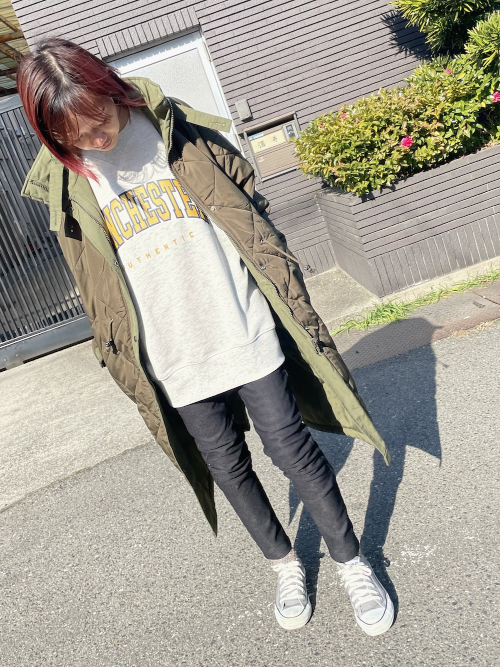 グリーン系のその他アウター、ベージュ系のスウェット、ブラック系のその他パンツを着用したレディースの冬コーディネートの3枚目の写真