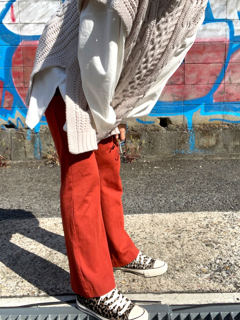 ベージュ系のベスト、ブラウン系のその他パンツ、ベージュ系のスニーカーを着用したレディースの秋コーディネートの3枚目の写真