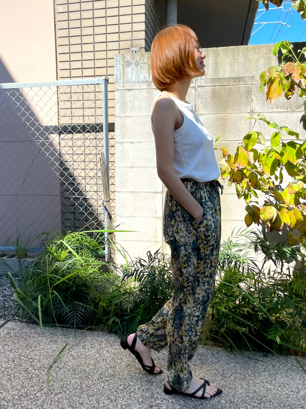 その他のその他パンツ、ブラック系のサンダル、ホワイト系のタンクトップを着用したレディースの秋コーディネートの2枚目の写真