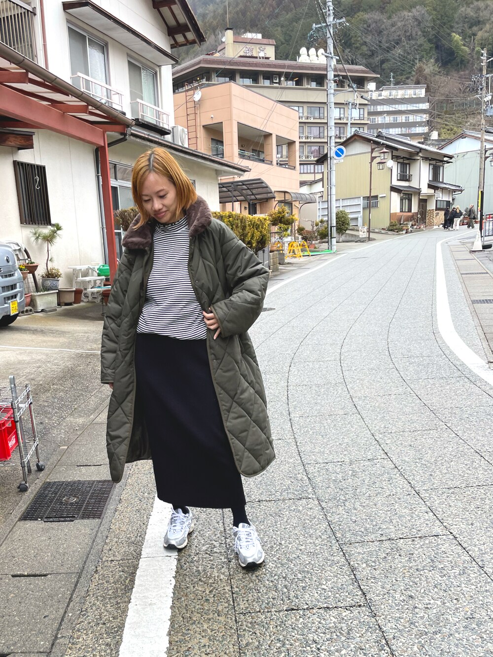 ブラック系のスカート、その他のTシャツ/カットソー、シルバー系のスニーカーを着用したレディースの春コーディネートの2枚目の写真