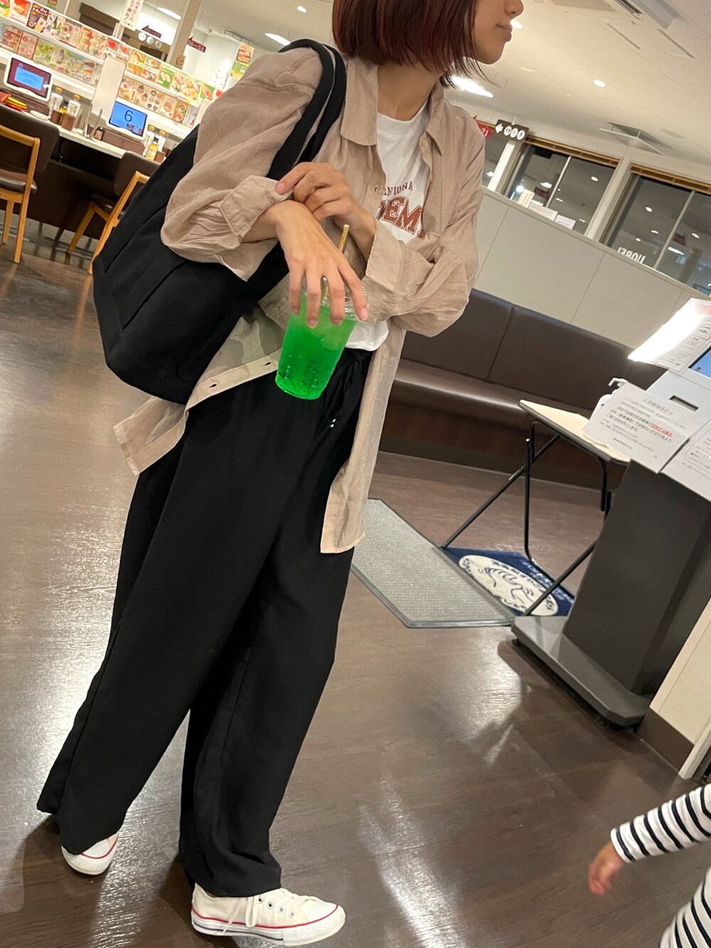 ホワイト系のTシャツ/カットソー、ブラック系のその他パンツ、ベージュ系のシャツ/ブラウスを着用したレディースの夏コーディネートの2枚目の写真