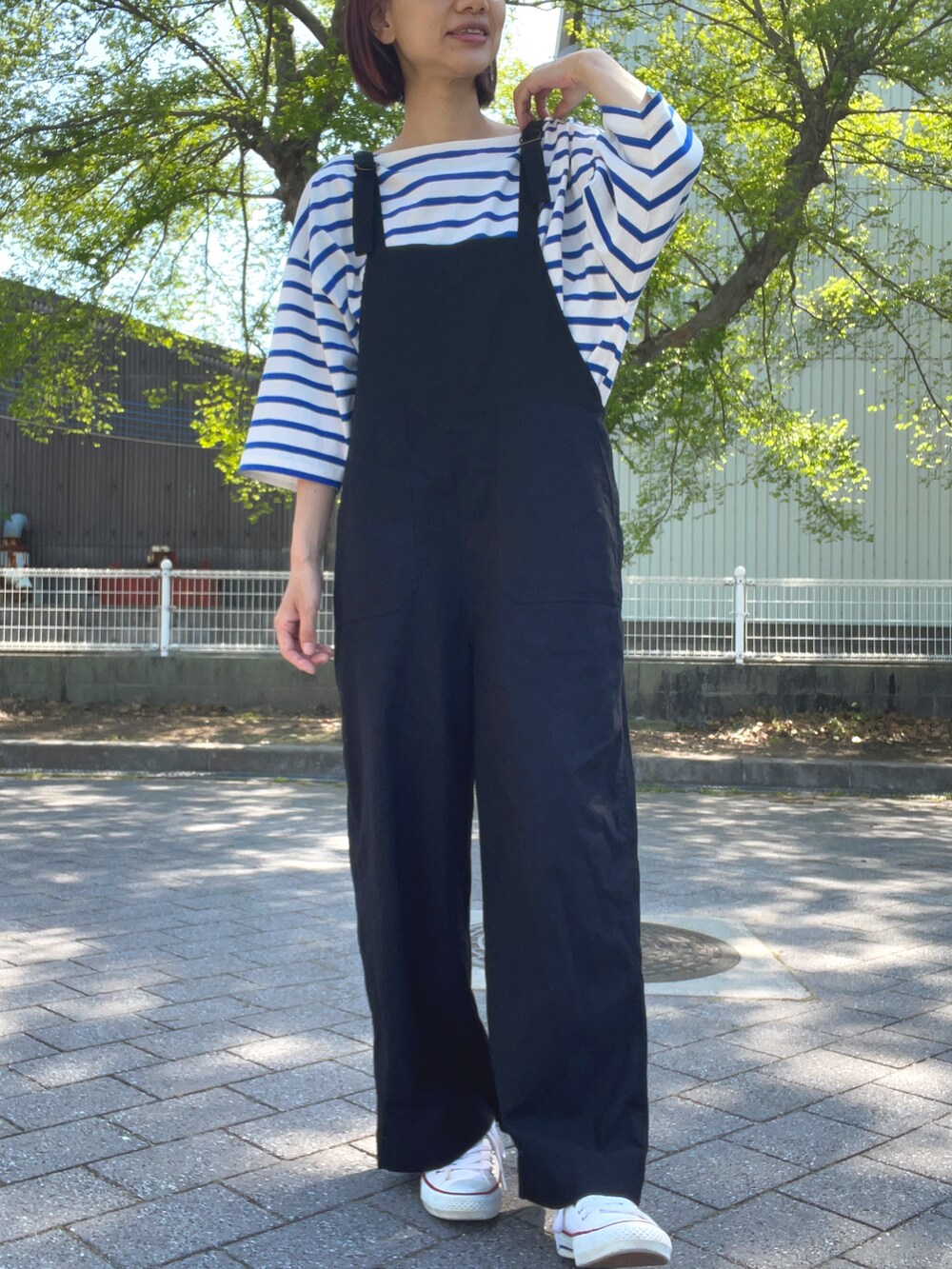 ブルー系のTシャツ/カットソー、ブラック系のサロペット/オーバーオール、ブルー系のショルダーバッグを着用したレディースの春コーディネートの3枚目の写真