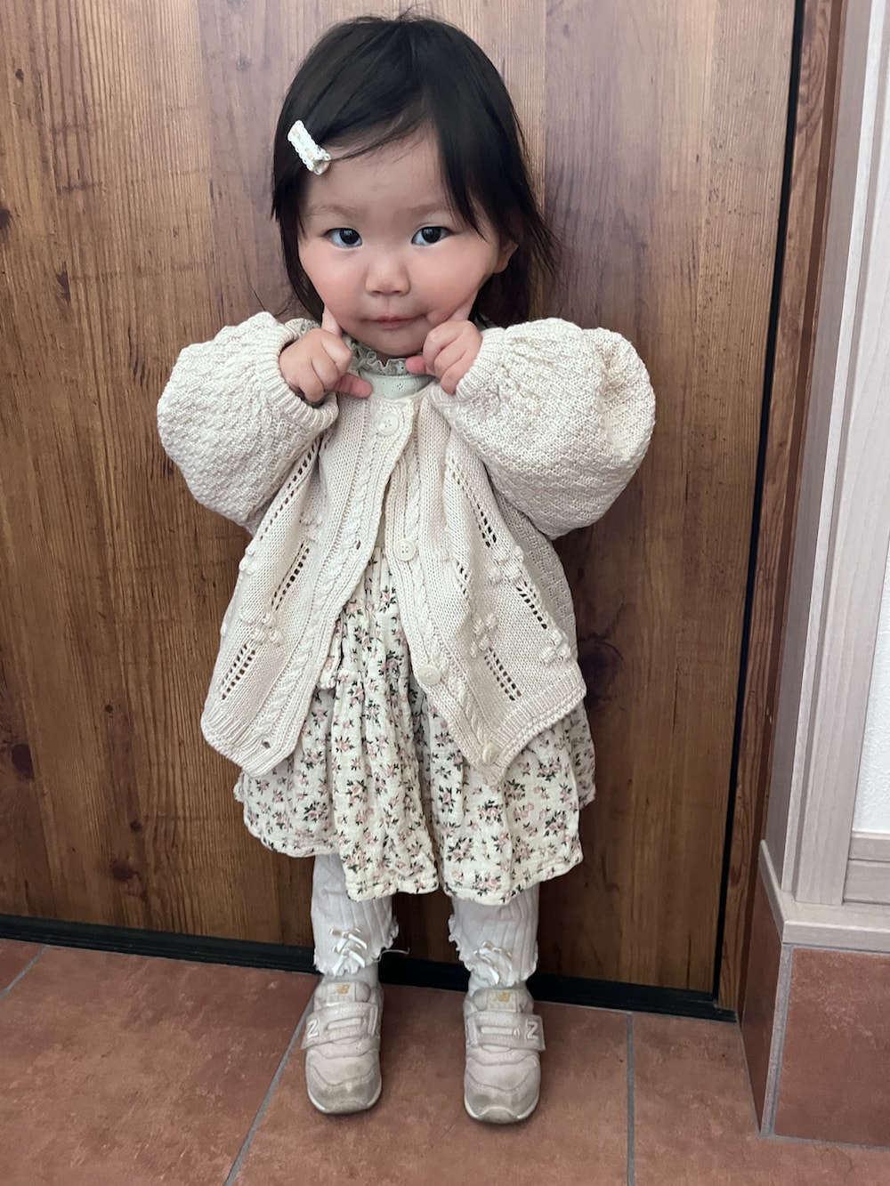 「韓国子供服、韓国ブランド、韓国ファッション、春夏コーデ、春コーデ、カーディガン、子供服、アースカラー、ナチュラル、おんなのこ、1歳、ニューバランス、aosta、スカート、おしゃれさんと繋がりたい」｜「the.lalaのアイテム（カーディガン/ボレロ、ベージュ系）」を使った、K.Kさん（キッズ・80cm）の春コーディネートの2枚目の写真