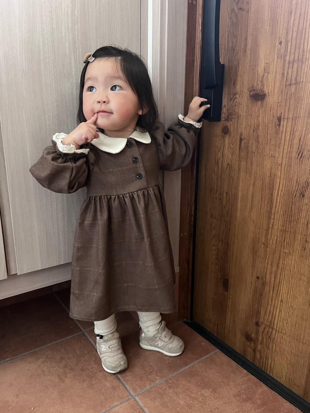 「春めき満開コーデ、ワンピース、お出掛けコーデ、キッズコーデ、キッズファッション、女の子コーデ、女の子、休日スタイル、1歳、ニューバランス、ワントーンコーデ、ガーリー、おしゃれさんと繋がりたい」｜「NEW BALANCEのNew Balance ニューバランス 12-165 IZ996OM3(W) IZ996 IZ996OM3 ABC-MART限定 PINK(OM3)（スニーカー、ピンク系）」を使った、K.Kさん（キッズ・80cm）の春コーディネートの2枚目の写真