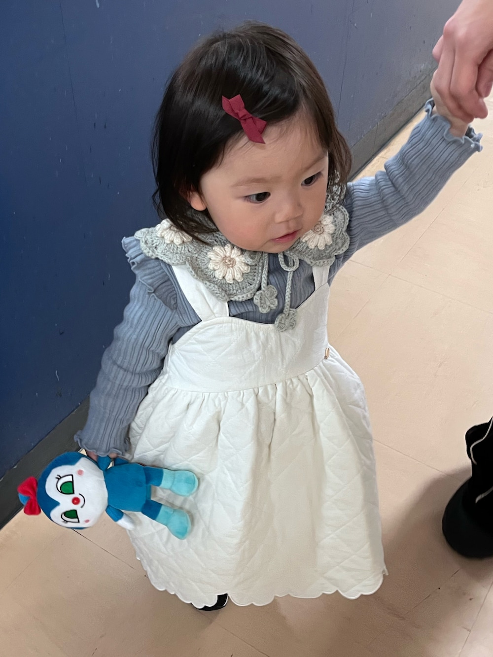 「春めき満開コーデ、スニーカー、スニーカーコーデ、ニューバランス、春コーデ、アンパンマン、コキンちゃん、韓国子供服、1歳、１歳８ヶ月、ホワイト、ブルー x ホワイト、プティマイン、おしゃれさんと繋がりたい、つけ襟」｜「petit mainのキルトジャンパースカート（ジャンパースカート、ホワイト系）」を使った、K.Kさん（キッズ・80cm）の春コーディネートの2枚目の写真