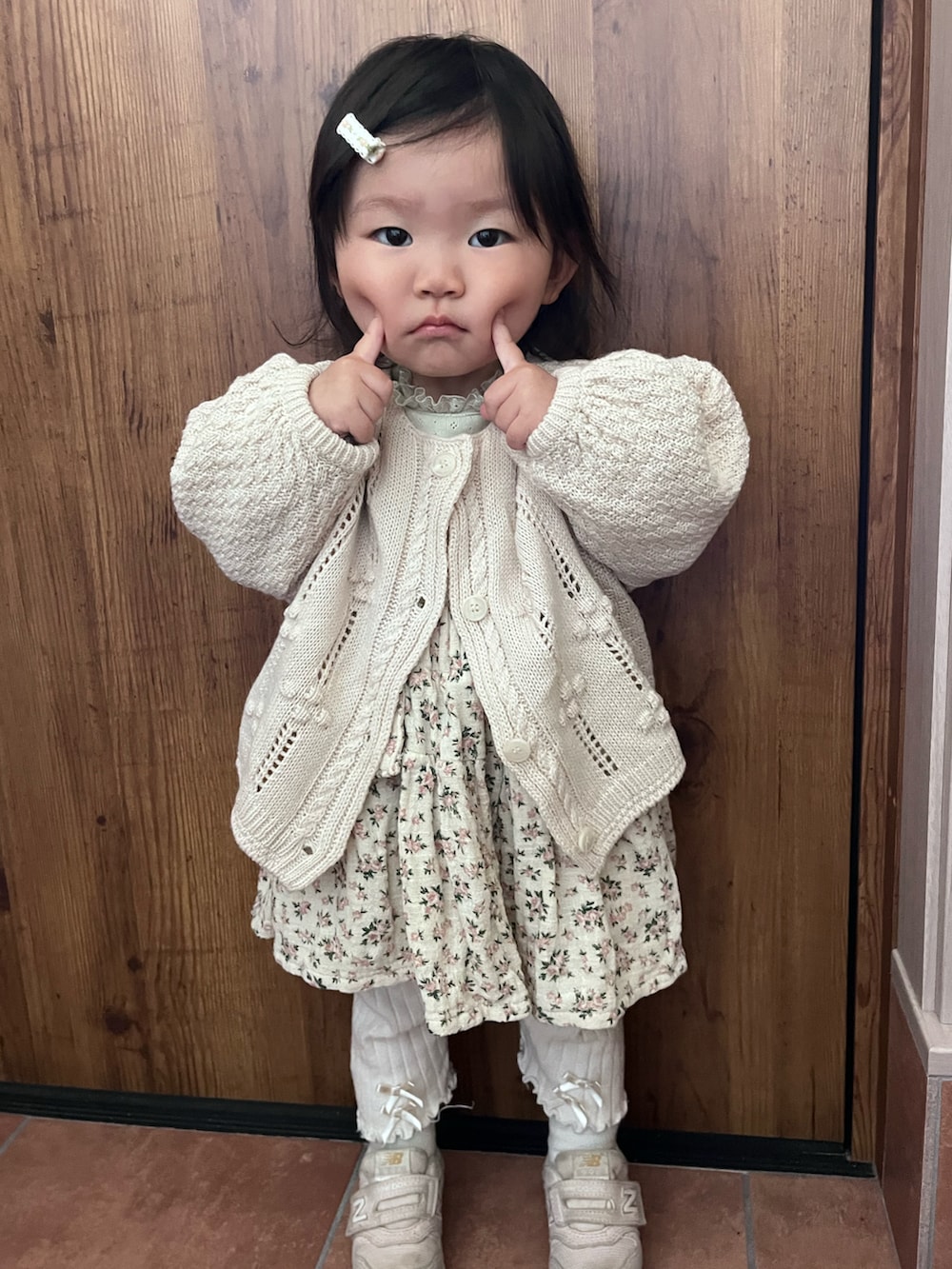 「韓国子供服、韓国ブランド、韓国ファッション、春夏コーデ、春コーデ、カーディガン、子供服、アースカラー、ナチュラル、おんなのこ、1歳、ニューバランス、aosta、スカート、おしゃれさんと繋がりたい」｜「the.lalaのアイテム（カーディガン/ボレロ、ベージュ系）」を使った、K.Kさん（キッズ・80cm）の春コーディネートの3枚目の写真