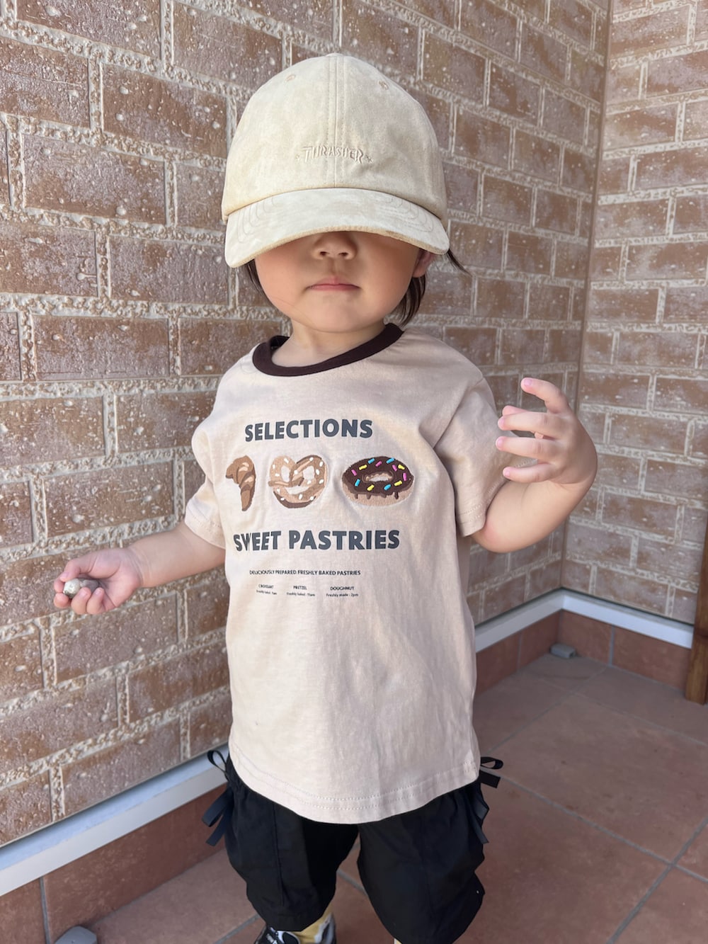 ベージュ系のTシャツ/カットソー、ブラック系のその他パンツ、ブラック系のスニーカーを着用したキッズの夏コーディネートの2枚目の写真