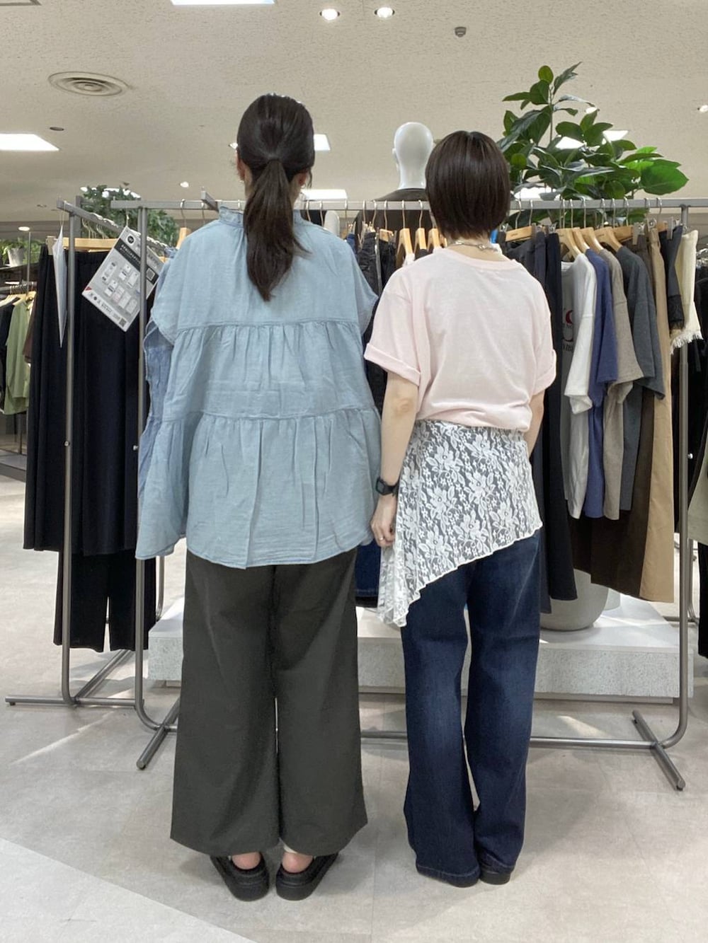 グレー系のその他パンツ、ピンク系のTシャツ/カットソー、グレー系のショルダーバッグを着用したレディースの夏コーディネートの3枚目の写真