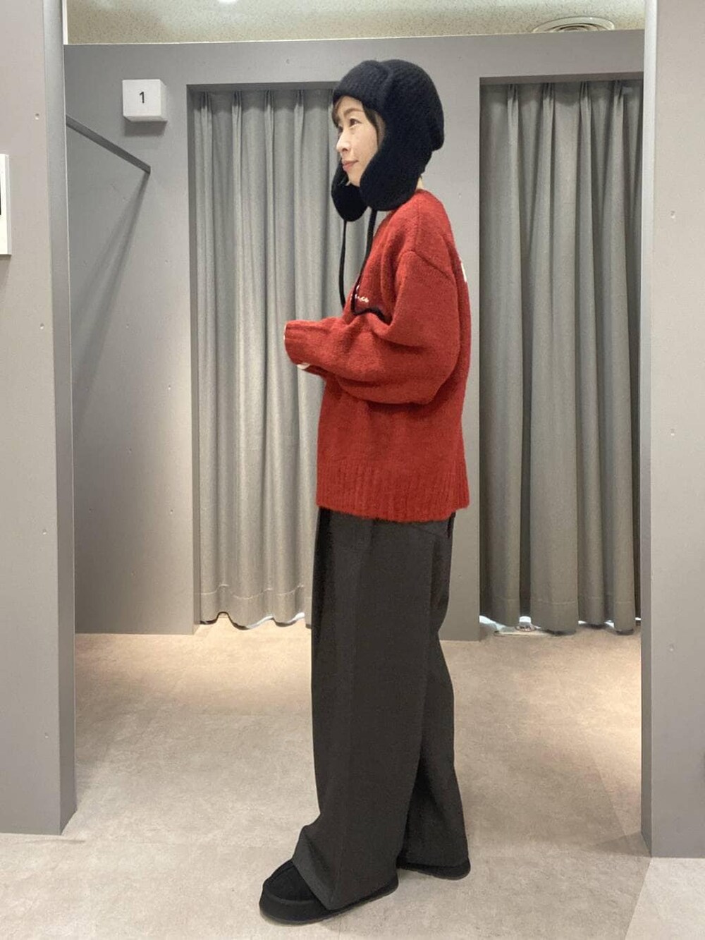 グレー系のその他パンツ、ホワイト系のTシャツ/カットソー、レッド系のニット/セーターを着用したレディースの冬コーディネートの2枚目の写真