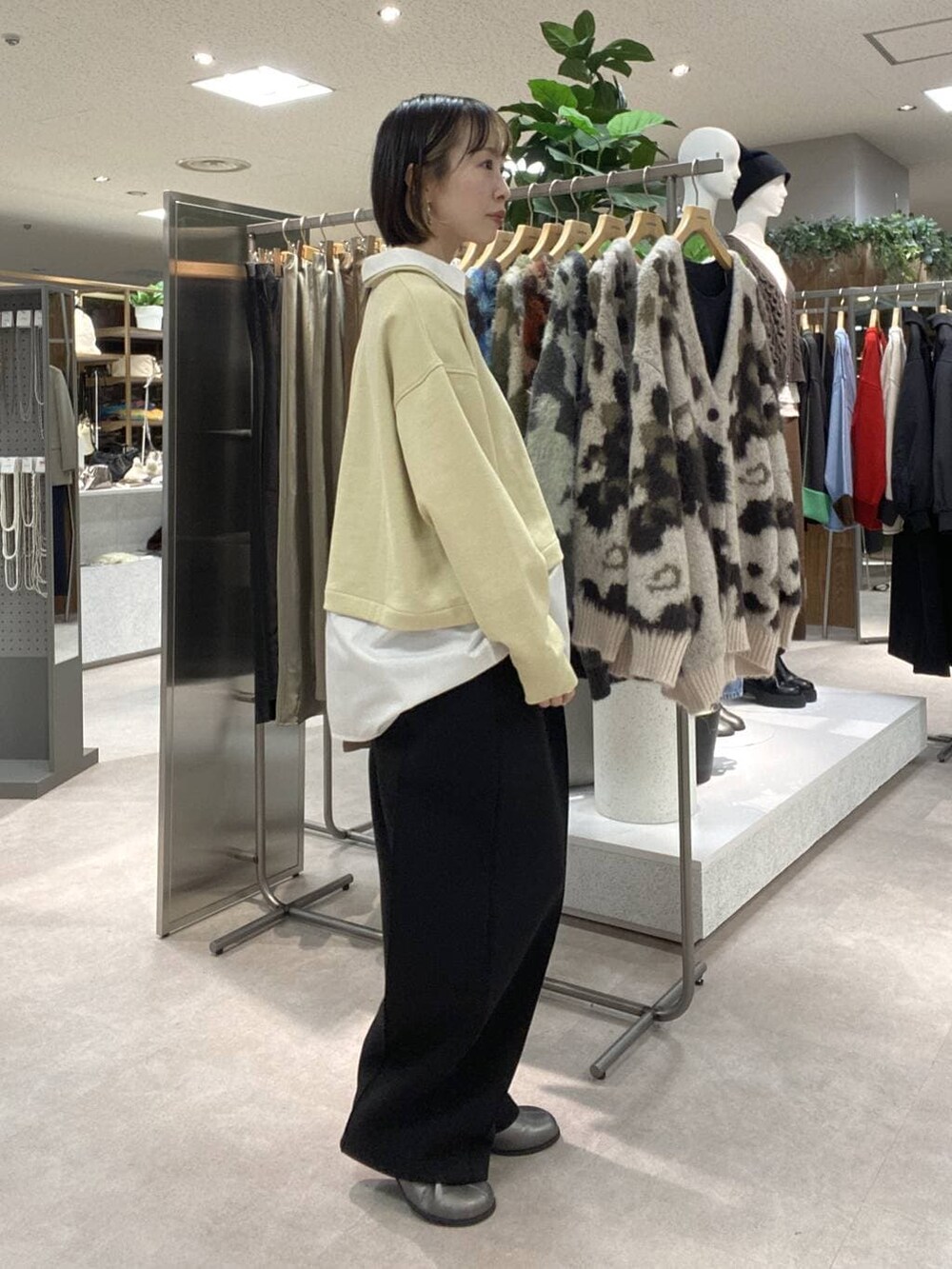 グレー系のスウェットパンツ、その他のブーツ、シルバー系のチョーカーを着用したレディースの冬コーディネートの2枚目の写真