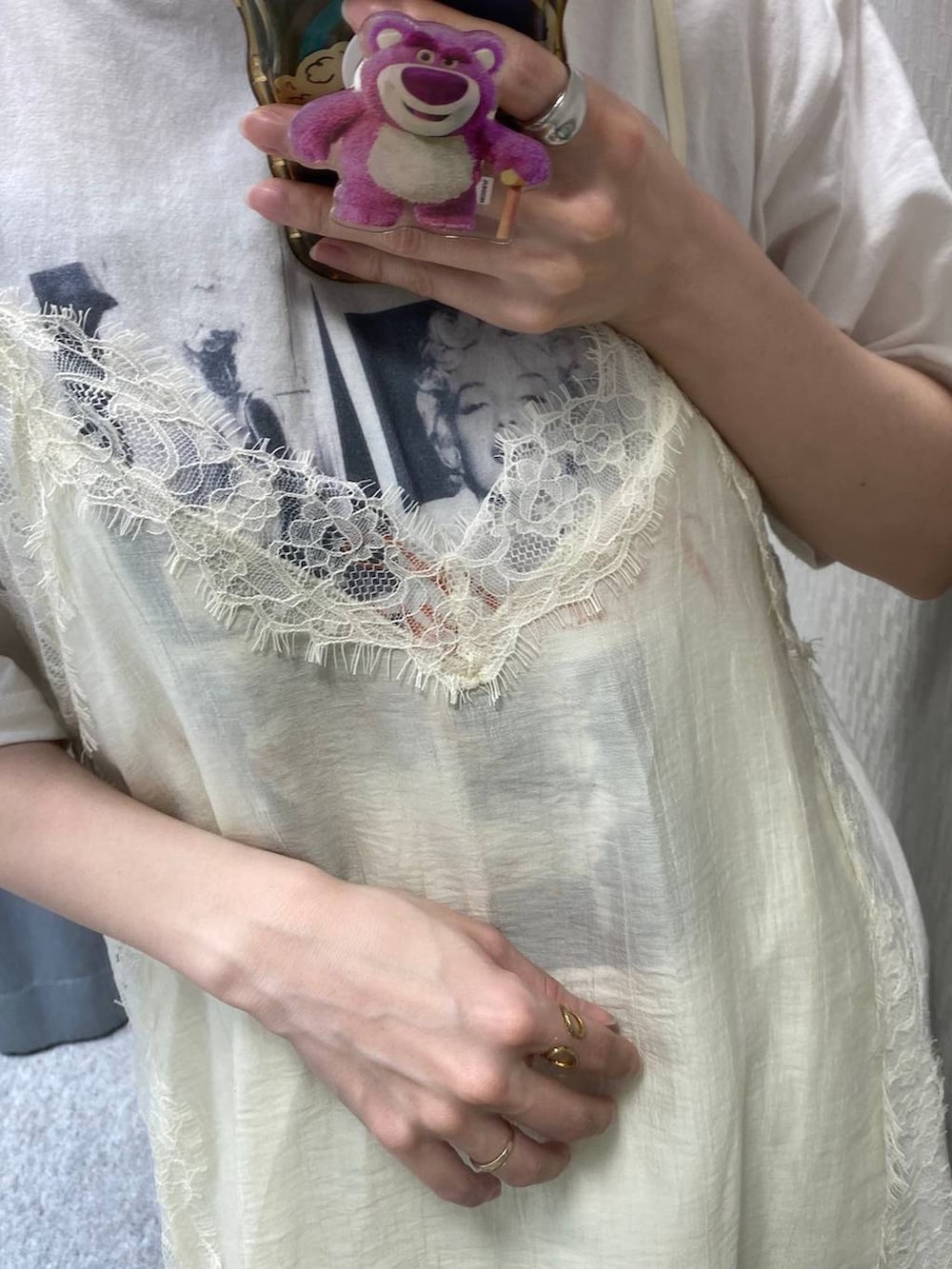 ホワイト系のキャミソール、ホワイト系のTシャツ/カットソーを着用したレディースの春コーディネートの2枚目の写真